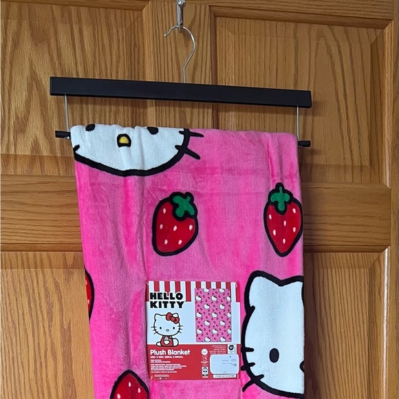 Hello Kitty Plush Blanket - Picture 4 of 9